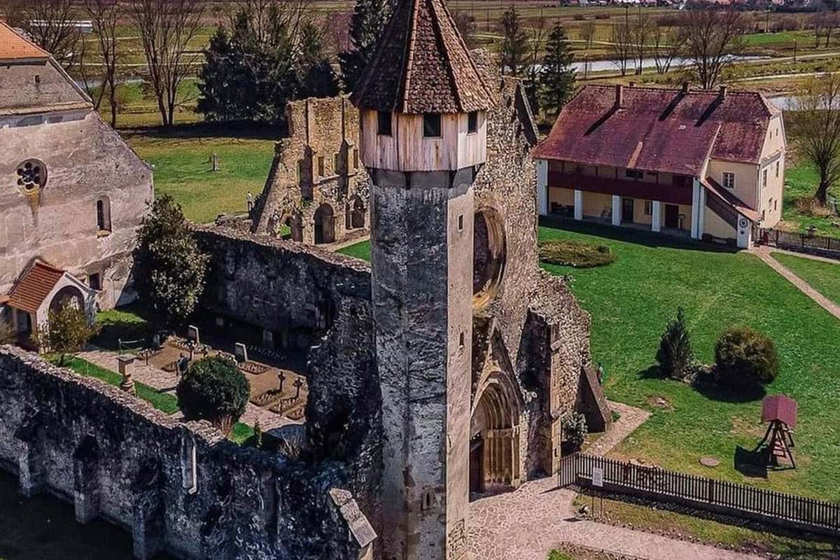 Mănăstirea Cârța